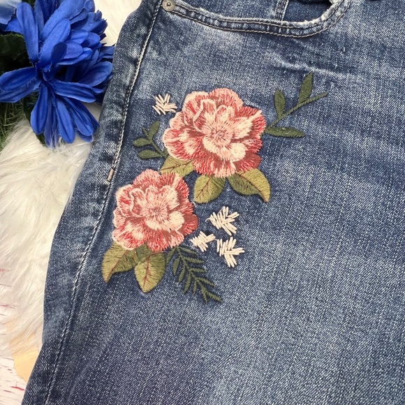 👖|•SILVER JEANS•| Mazy Slim Crop Floral Embroidered Jeans Size 20/L25👖 - Picture 3 of 10